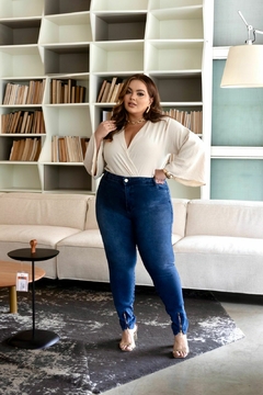 Calça Jeans Feminino Plus Size Preta, Com lycra, Cintura Alta, Detalhe De Ziper Na Barra, Revesst Jeans. 37257 - Revesst Jeans