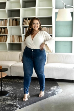 Calça Jeans Feminino Plus Size Preta, Com lycra, Cintura Alta, Detalhe De Ziper Na Barra, Revesst Jeans. 37257