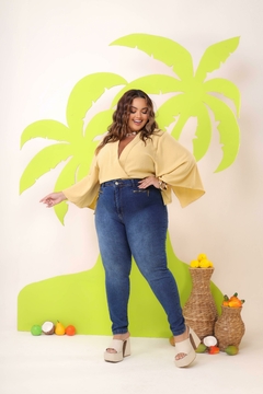 Calça Jeans Feminina Plus Size Com Lycra, Cintura Alta, Detalhe De Zíper Frontal, Revesst Jeans. 38297 na internet