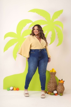 Calça Jeans Feminina Plus Size Com Lycra, Cintura Alta, Detalhe De Zíper Frontal, Revesst Jeans. 38297 - Revesst Jeans