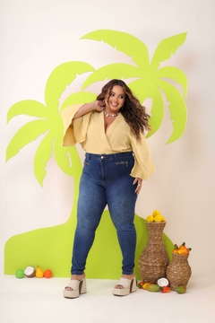 Imagem do Calça Jeans Feminina Plus Size Com Lycra, Cintura Alta, Detalhe De Zíper Frontal, Revesst Jeans. 38297