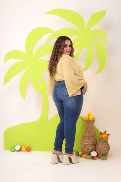 Calça Jeans Feminina Plus Size Com Lycra, Cintura Alta, Detalhe De Zíper Frontal, Revesst Jeans. 38297