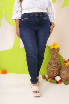 Calça Jeans Feminina Plus Size Com Lycra, Cintura Alta, Detalhe De Zíper Frontal, Revesst Jeans. 38297