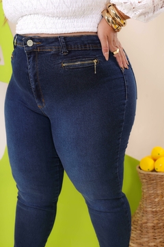 Calça Jeans Feminina Plus Size Com Lycra, Cintura Alta, Detalhe De Zíper Frontal, Revesst Jeans. 38297 - comprar online