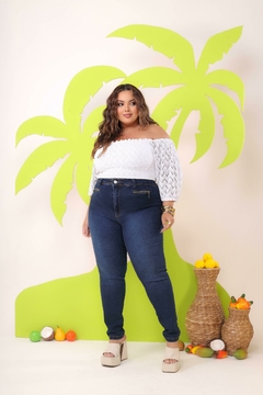 Calça Jeans Feminina Plus Size Com Lycra, Cintura Alta, Detalhe De Zíper Frontal, Revesst Jeans. 38297 na internet