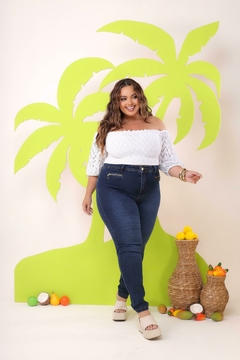 Calça Jeans Feminina Plus Size Com Lycra, Cintura Alta, Detalhe De Zíper Frontal, Revesst Jeans. 38297 - loja online