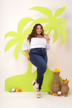 Imagem do Calça Jeans Feminina Plus Size Com Lycra, Cintura Alta, Detalhe De Zíper Frontal, Revesst Jeans. 38297