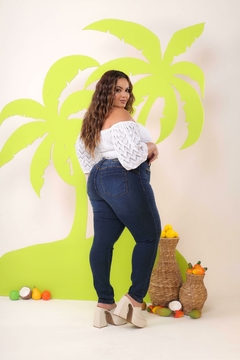 Calça Jeans Feminina Plus Size Com Lycra, Cintura Alta, Detalhe De Zíper Frontal, Revesst Jeans. 38297