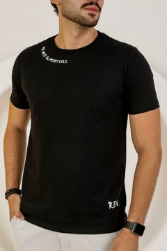 Camiseta Básica Estampa Revesst, Detalhe Fenda Fio 30.1 Premium Camisa Blusa Revesst Jeans. 0000403 na internet