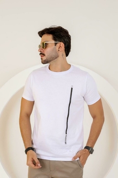 Camiseta Básica Estampa Revesst, Detalhe Fenda Fio 30.1 Premium Camisa Blusa Revesst Jeans. 0000403 - loja online