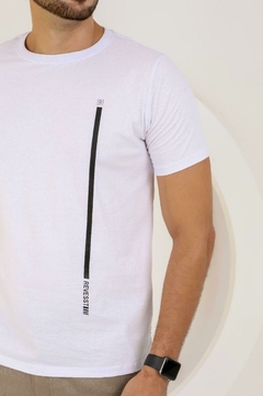 Imagem do Camiseta Básica Estampa Revesst, Detalhe Fenda Fio 30.1 Premium Camisa Blusa Revesst Jeans. 0000403