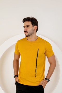 Camiseta Básica Estampa Revesst, Detalhe Fenda Fio 30.1 Premium Camisa Blusa Revesst Jeans. 0000403