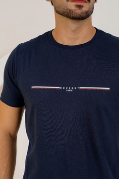 Imagem do Camiseta Básica Estampa Revesst, Detalhe Fenda Fio 30.1 Premium Camisa Blusa Revesst Jeans. 0000403