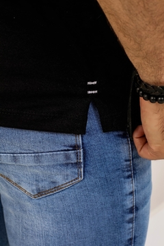 Camiseta Básica Estampa Revesst, Detalhe Fenda Fio 30.1 Premium Camisa Blusa Revesst Jeans. 0000403 - loja online