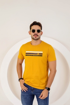 Camiseta Básica Estampa Revesst, Detalhe Fenda Fio 30.1 Premium Camisa Blusa Revesst Jeans. 0000403