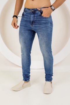 Imagem do Calça Jeans Masculina Skinny Com Lycra Detalhe No Bolso Traseiro, Revesst Jeans. 0000111