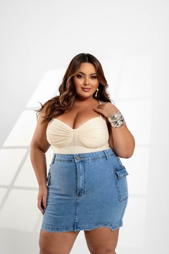 Saia Jeans Plus Size Cargo Feminino Com Lycra, Cintura Alta Detalhe Na Barra, Revesst Jeans. 40043