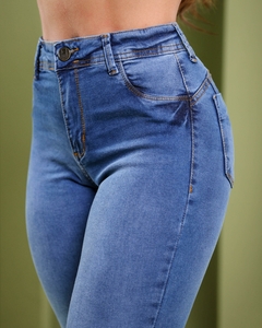 Calça Jeans Flare Feminino Com Lycra, Cintura Alta Detalhe De Barra Desmachada, Revesst Jeans. 38693 na internet