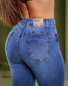Calça Jeans Flare Feminino Com Lycra, Cintura Alta Detalhe De Barra Desmachada, Revesst Jeans. 38693