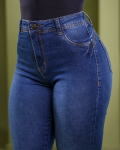 Calça Jeans Flare Feminino Com Lycra, Cintura Alta Detalhe De Barra Desmachada, Revesst Jeans. 38693 - Revesst Jeans