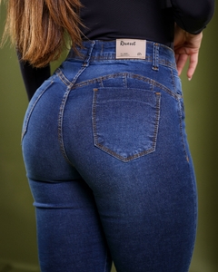 Calça Jeans Flare Feminino Com Lycra, Cintura Alta Detalhe De Barra Desmachada, Revesst Jeans. 38693 - Revesst Jeans
