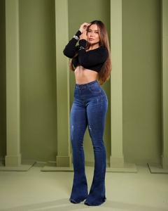 Calça Jeans Feminina Flare Com Lycra, Levanta Bumbum, Com Batalhes e Barra Desfiada. Revesst Jeans. 38706 - comprar online