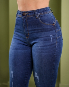 Calça Jeans Feminina Flare Com Lycra, Levanta Bumbum, Com Batalhes e Barra Desfiada. Revesst Jeans. 38706