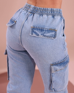 Calça Jeans Cargo Jogger, Feminina, Sem Lycra, Cintura Alta, Com Detalhe De Elástico na Barra, Revesst Jeans. 38821