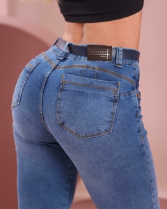 Calça Jeans Skinny Com Lycra Cintura Alta Detalhe Acompanha Cinto, Revesst jeans. 41980 na internet