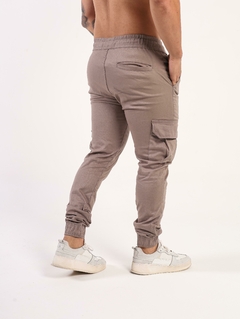 Calça Masculina Jogger Sarja Com Lycra, Detalhe De Bolso Cargo Lateral, Revesst Jeans. 0000049 na internet