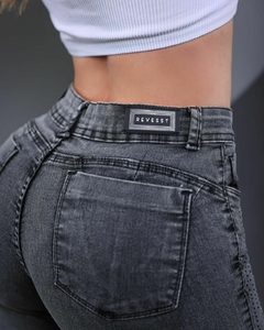 Short Pedal Jeans Feminino Preto Com Lycra, Cintura Alta, Detalhe De Fenda Na Barra, Revesst Jeans. 36842 - comprar online