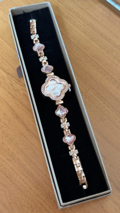 RELÓGIO TREVO COM STRASS ROSÉ - Nova Topázio