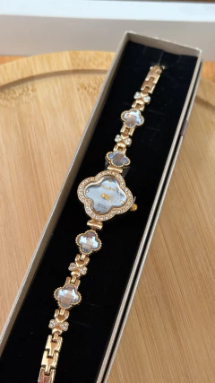 RELÓGIO TREVO COM STRASS AZUL COM DOURADO - comprar online