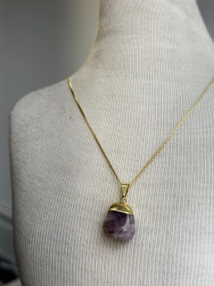 COLAR PEDRA ROLADA BANHADA A OURO 18K- AMETISTA - comprar online