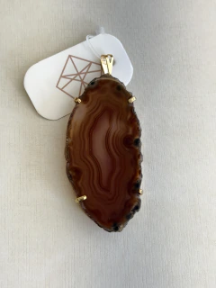 PINGENTE CHAPA DE ÁGATA NA GARRA- NATURAL AVERMELHADA - comprar online