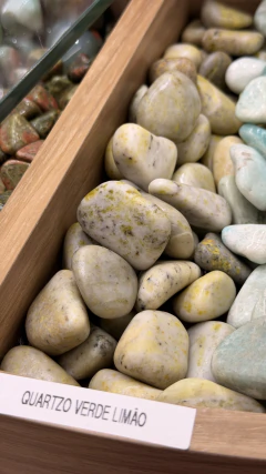 QUARTZO VERDE LIMÃO- PEDRA ROLADA - comprar online