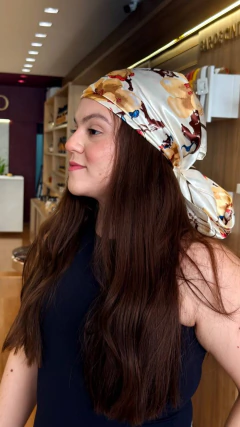 LENÇO CETIM OFF COM FLORES E DETALHES AZUL E ROSA na internet