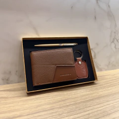 KIT PRESENTEÁVEL MASCULINO NICOLAS MARROM CARTEIRA CHAVEIRO E CANETA - Nova Topázio