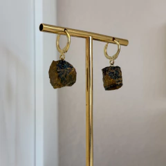 BRINCO PEDRA BRUTA ARGOLA (OURO)- OLHO DE TIGRE - Nova Topázio