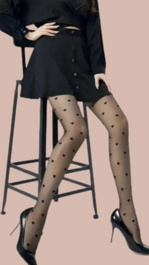 Meia Calça preta fio 15, com desenhos de coração - comprar online