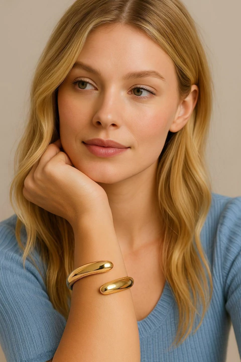 Bracelete Elegância Dourada Design Curvado Strass Delicado