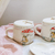Taza "sigue al conejo blanco", Muchosidad