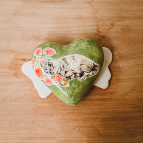 Corazón alado gatito, Libertad