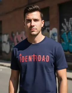 REMERA UNISEX "IDENTIDAD". AZUL MARINO. - comprar online