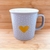 Caneca Love Cinza Pontilhado com Coração Dourado