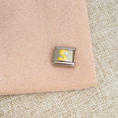 Charm plateado letra dorada - comprar en línea
