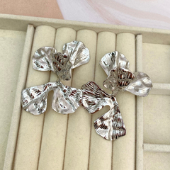 Arete flor irregular texturizada 58mm. Plateada - AA004 - comprar en línea