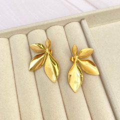 Arete media flor dorado 34mm. - AAL030 - comprar en línea