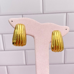 Aretes con textura lineal dorado 32mm. - AAL032 - comprar en línea