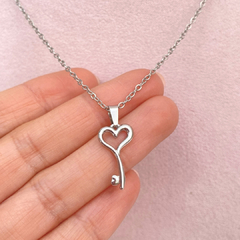 Collar llave de corazón plateado - ADC035 en internet